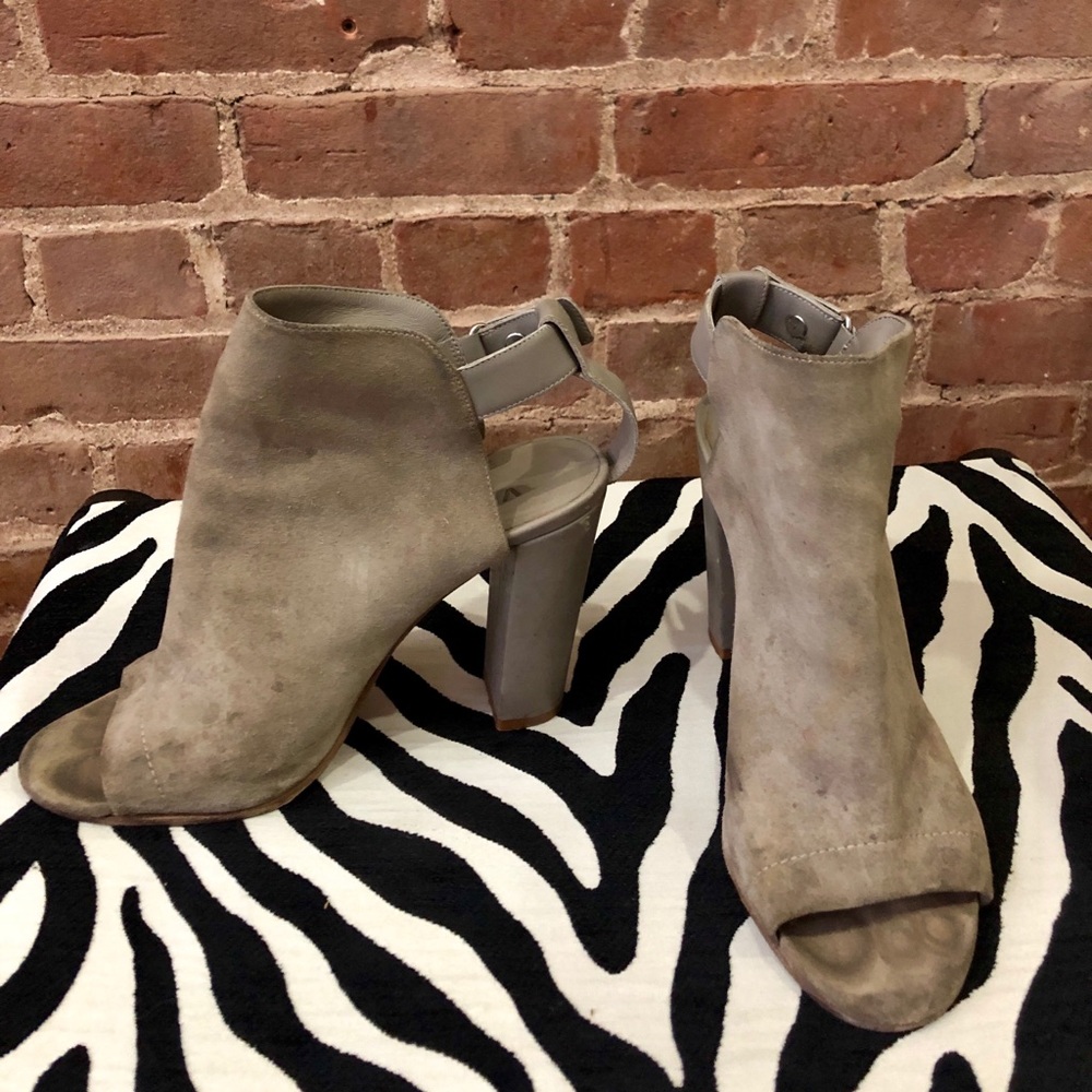 🦋 Vince - Jane Leather & Suede Buckle Sandal 🦋